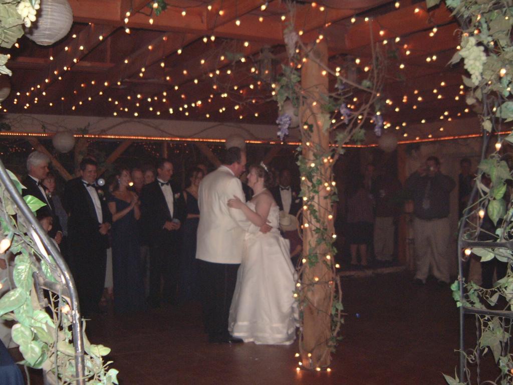 2003/10(Oct)/03(Urbik-Wedding)/1024x768_2003-10-05 20-30-38.JPG